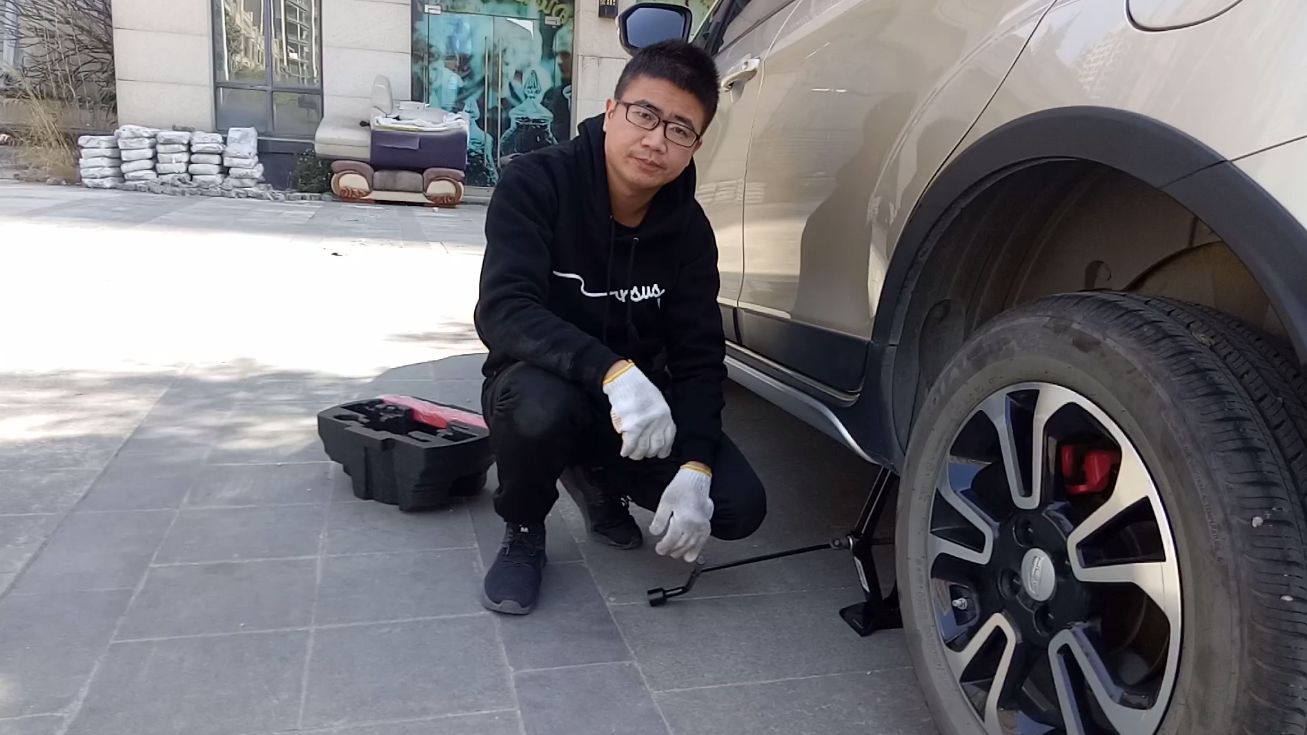 千斤顶怎么用，车辆千斤顶的正确使用方法 