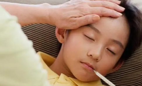 小孩反复发烧四五天了正常吗3