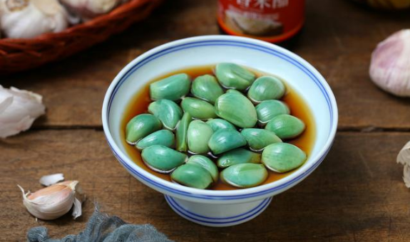 喝白酒可以吃腊八蒜吗3